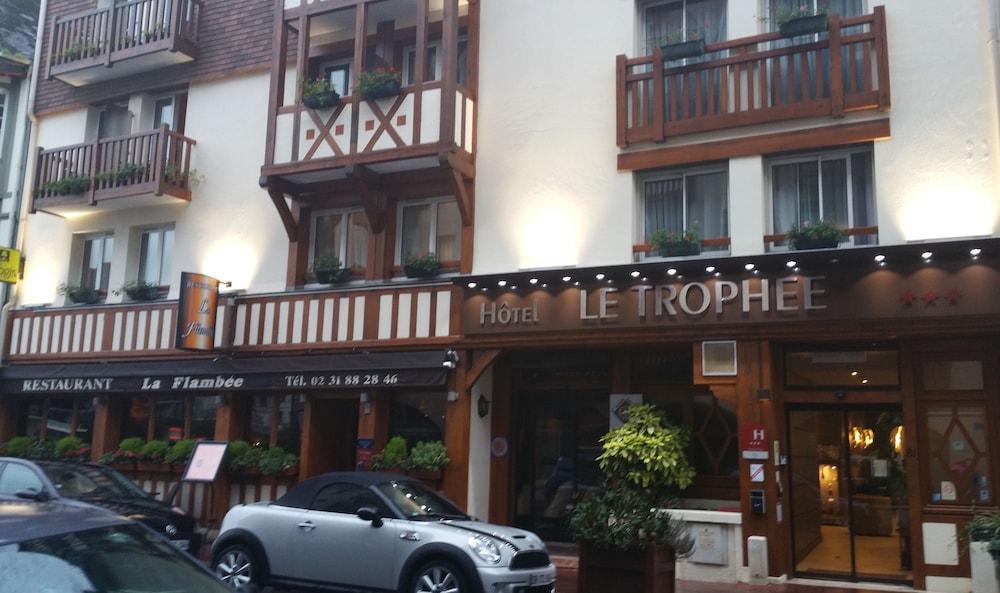 Le Trophée By M